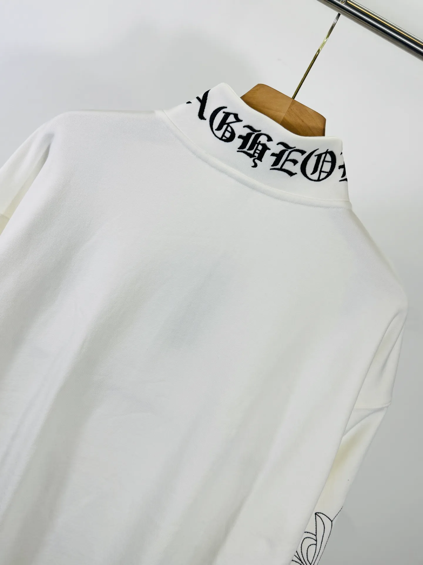 P290 top version, real shot without P, ​​different from market currency) 𝗖𝗵𝗿𝗼𝗺𝗲 𝗛𝗲𝗮𝗿𝘁𝘀/Cro Heart 2025 washed patch embroidery autumn and winter new original single counter American laser burnt 3D embroidery couple stand collar zipper casual sweatshirt 👑The highest version! Customized fabric 430g tripe terry fabric! American acid-washed and distressed original fabric laser burnt ✟appliqué embroidery and exquisite embroidery of letters! The best-selling model in the counter, very comfortable to wear. Accessories: original molded and authenticated collar label➕100% silk wash label. Genuine purchase-grade original hangtag➕matching hanging rope➕3D hanging beads➕original packaging bag. Craftsmanship: The original version has consistent wiring! The highest version of the armhole matching technique! Color: White Black Size: S M L XL Style Number: 25-379